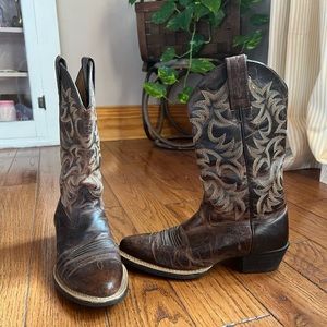 Ariat 7.5 D Heritage R Toe boots